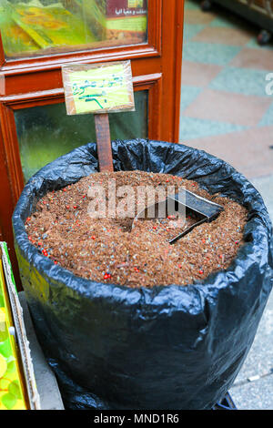 Le bancarelle del mercato e produrre per la vendita al Bazaar di Khan El Khalili al Cairo, Egitto, Africa Foto Stock