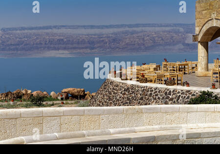 Vista della terrazza del museo presso il Mar Morto in Giordania con le montagne di Israele sulla sponda opposta, medio oriente Foto Stock