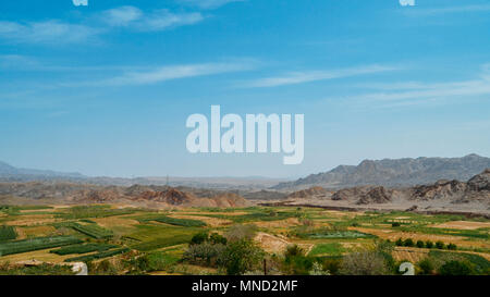 Paesaggio rurale con campi visto da abbandonata in mattoni di fango villaggio di Kharanaq in Iran Foto Stock