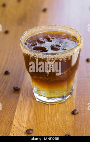 Caffè freddo con lo zucchero di canna, arancione e cubetti di ghiaccio sulla barra Foto Stock