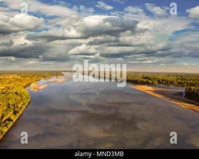 Fiume vistola in Polonia sul soleggiato giorno nuvoloso Foto Stock