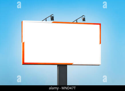 Vuoto tabellone orizzontale contro un cielo blu. Sfondo per mock-up. Foto Stock