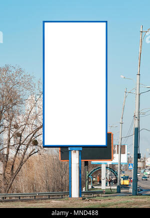 Vuoto tabellone verticale vicino a un'autostrada. Sfondo per mock-up. Foto Stock