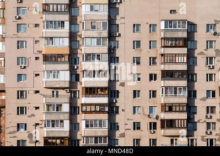 Il balcone di ogni camera di un moderno prefabbricato. A Kiev, Ucraina Foto Stock