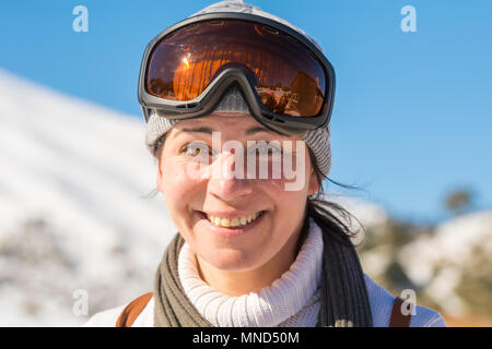 Close up ritratto di una donna ad una snow ski center. Foto Stock