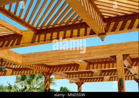 Parte del tetto in legno struttura su gazebo sul cielo blu sullo sfondo Foto Stock