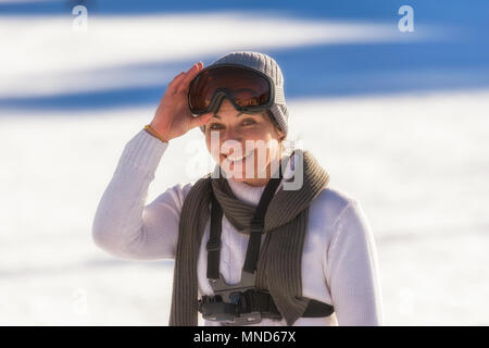 Close up donna ritratto di sci mentre sorridente. Foto Stock