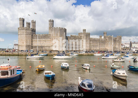 Caernarfon Castle costruito nel 1283 da Edward prima di Inghilterra dopo la sua invasione del Galles Foto Stock