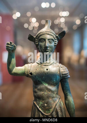 Berlino. Germania. Statuetta etrusca di un guerriero del V secolo a.c. in bronzo fuso, Altes Museum. Il giovane guerriero indossa armatura e casco, la guancia Foto Stock