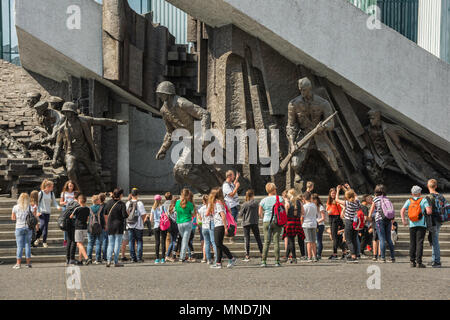 Un gruppo di adolescenti studenti polacchi visitare il monumento a Varsavia in aumento in Plac Krasinskich nel centro di Varsavia, Polonia. Foto Stock