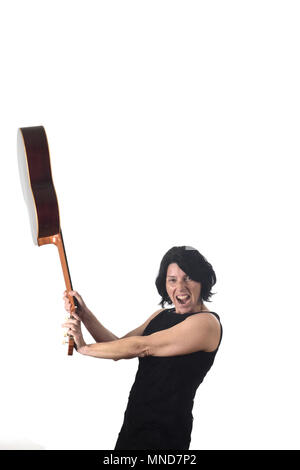 Donna rompere una chitarra Foto Stock