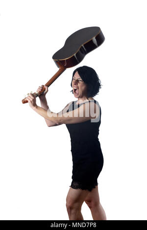 Donna rompere una chitarra Foto Stock