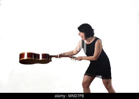 Donna rompere una chitarra Foto Stock
