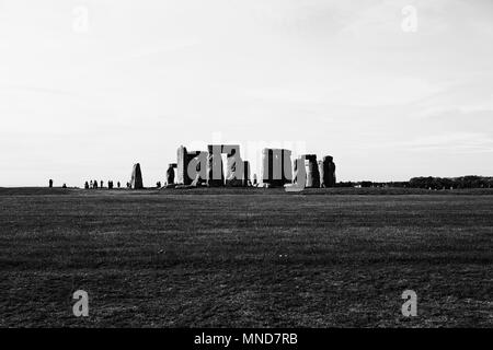 Vista di Stonehenge a metà distanza contro sky, Wiltshire, Regno Unito Foto Stock