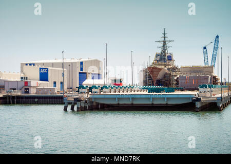 Adelaide, Australia del Sud - Gennaio 26, 2014: Australian Submarine Corporation guerra aerea cacciatorpediniere HMAS Hobart nella costruzione dock a Port Adel Foto Stock