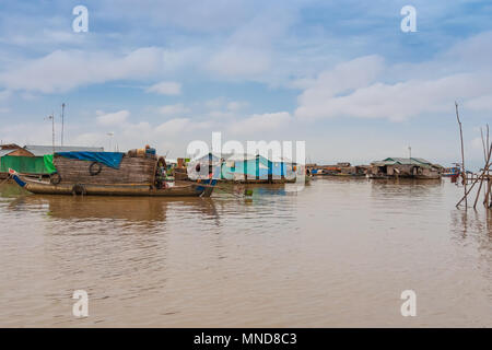 Vista delle case galleggianti in Cambogia il villaggio galleggiante di Chong Kneas sul lago Tonle Sap. Foto Stock