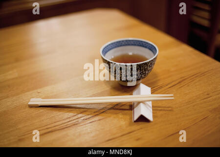 Close-up di bacchette e ciotola sul tavolo di legno Foto Stock