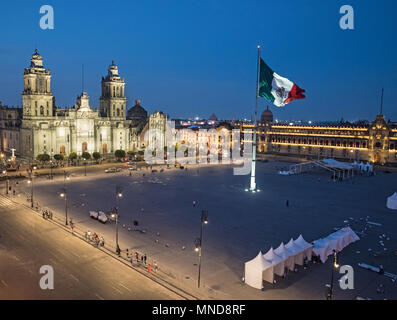 Vista del Messico City Plaza della Costituzione Zocalo di notte da sopra con la bandiera messicana, la cattedrale e il Palazzo Presidental Foto Stock