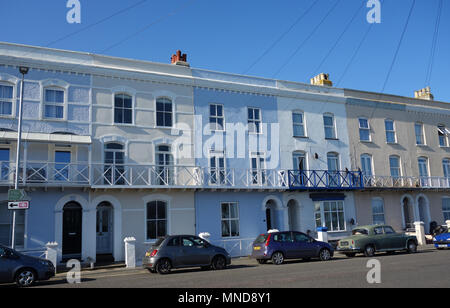 Fila di case terrazza sulla Parade street, Walton-on-the-Naze, Essex, Inghilterra Foto Stock