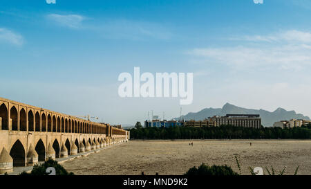 Inizio del XVII c, Si-O-seh Pol, noto anche come Allahverdi Khan Bridge, in Isfahan, Iran è composta da 33 archi in una fila e misure 295metri e lungo 13.75metri di larghezza, attraversando il fiume Zayandeh-Roud Foto Stock