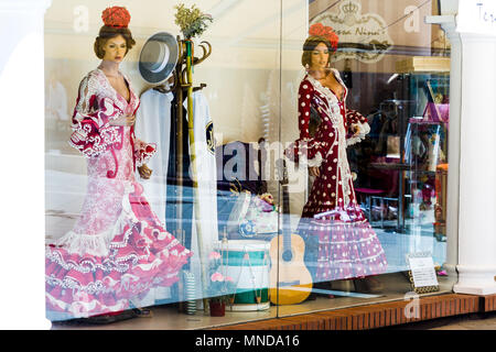 Velez. Vetrina manichini in tradizionali abiti di flamenco display. Spagna Foto Stock