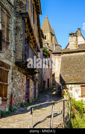 Strade in bello e pittoresco borgo medievale di Conques, Occitanie, Francia. Foto Stock