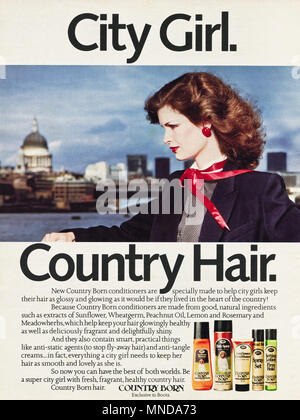 Anni ottanta originale vecchia vintage pubblicità pubblicità paese nato shampoo e balsamo annuncio nella rivista inglese circa 1980 Foto Stock