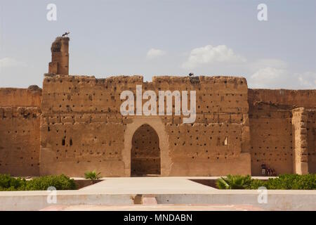 Il cancello principale per la rovina Palazzo El Badi (l incomparabile Palace) a Marrakech, Marocco commissionato dalla dinastia saadiane nel XVI secolo Foto Stock