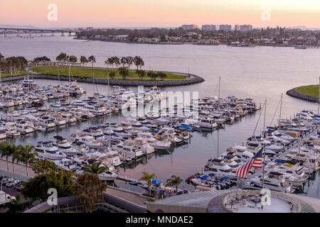 Tramonto a San Diego Bay - Un' antenna vista al tramonto della Baia di San Diego e San Diego Marina, con Coronado Bridge e la penisola di Coronado in background. CA, Stati Uniti d'America Foto Stock