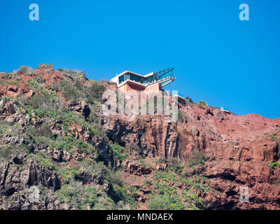 Mirador de Abrante viewpoint e passaggio in vetro arroccato su scogliere quasi 400m sopra Agulo sulla costa nord di La Gomera nelle isole Canarie Foto Stock