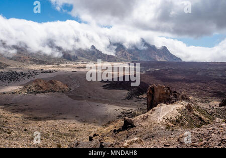 Vista dal Roques de Garcia oltre i flussi di lava e le montagne di Las Canadas e piano di Ucanca sul Monte Teide nelle isole Canarie Foto Stock