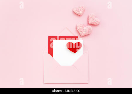 Scheda di San Valentino in rosa busta con Red & Cuori rosa. Stile minimal bigliettino. Compleanno, festa della mamma, Festa della donna. Lettera d'amore. Spazio di copia, piatto Foto Stock