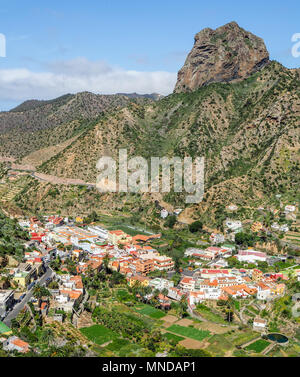 Guardando verso il basso sulla città di Vallehermoso dominato da Roque El Cano nel nord di La Gomera nelle isole Canarie Foto Stock