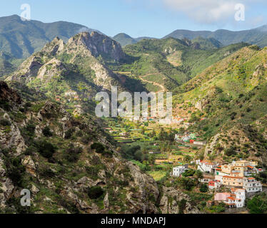 Guardando verso il basso sulla città di Vallehermoso a nord di La Gomera nelle isole Canarie Foto Stock