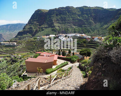 Il villaggio di Agulo con casa moderna e cimitero sulla costa settentrionale di La Gomera racchiuso in un anfiteatro di scogliere vulcaniche - Isole Canarie Foto Stock