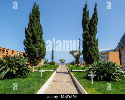 Cimitero con cipressi e tombe a parete nel villaggio di Agulo sulla costa nord di La Gomera nelle isole Canarie Foto Stock