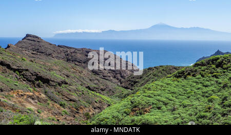 Vista da vicino a Hermigua sull'isola di La Gomera verso il monte Teide un vulcano attivo su Tenerife nelle isole Canarie Foto Stock