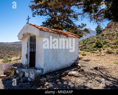 La Ermita de la Cruz Fregel a Collada Degollada de Cedro con la vetta del monte Teide attraverso gli alberi - Tenerife nelle isole Canarie Foto Stock