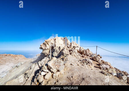 Il camminatore femmina raggiunge la fumante cratere sommitale del vulcano attivo del monte Teide a 3718 metri su Tenerife la più grande delle isole Canarie Foto Stock