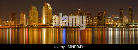 San Diego di notte - Una panoramica vista notturna di waterfront skyline di San Diego Downtown a San Diego Bay, guardando dalla penisola di Coronado, CA, Stati Uniti d'America. Foto Stock