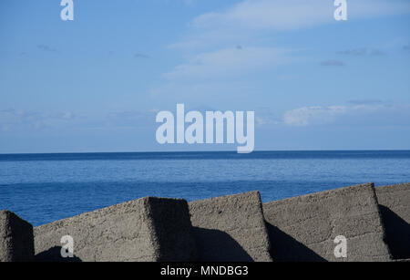 Enormi blocchi di cemento come una parte della struttura di frangionde Foto Stock