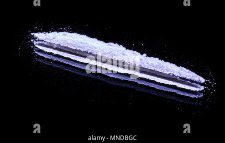 La cocaina in polvere su di uno specchio, in linea pronto per insufflazione Foto Stock