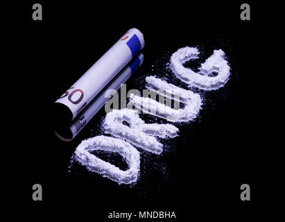 Parola del farmaco su uno specchio scritto con polvere bianca e 50 euro nota Foto Stock