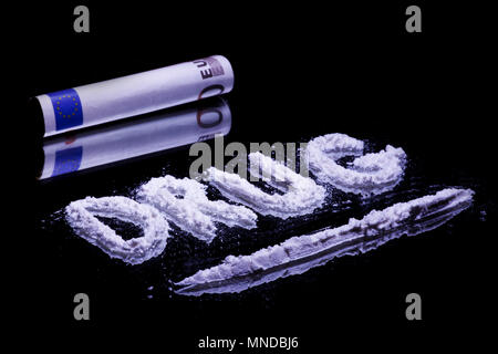 Parola farmaco, la cocaina in polvere in linea pronto per insufflazione e 50 euro nota su uno specchio Foto Stock