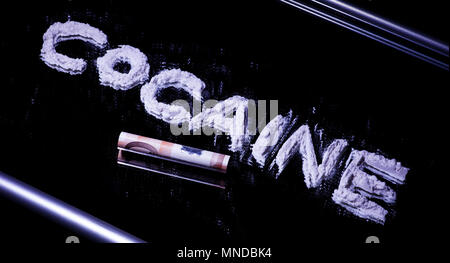 Parola di cocaina su uno specchio scritto con polvere bianca e 50 euro nota Foto Stock