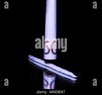La cocaina in polvere su uno specchio in linea pronto per insufflazione e 50 euro nota Foto Stock