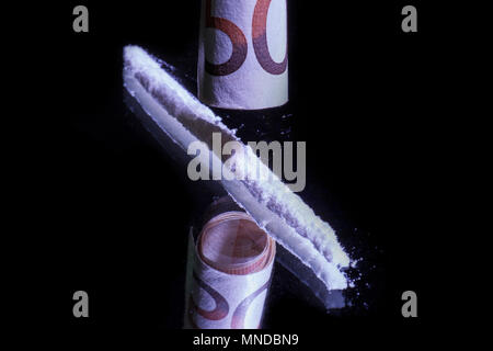 La cocaina in polvere su uno specchio in linea pronto per insufflazione e 50 euro nota Foto Stock