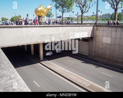Parigi, Francia-Maggio 6, 2016: ingresso al Pont de l'Alma Tunnel, il sito dove la Principessa Diana era mortalmente feriti Foto Stock