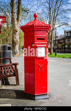 Rosso vittoriano post box preso in Cornhill, Dorchester Dorset, Regno Unito il 16 aprile 2018 Foto Stock