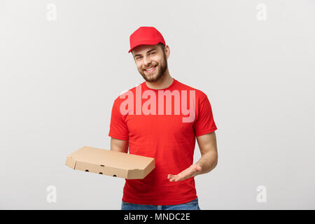 Concetto di consegna: giovani caucasici haapy bello Pizza consegna uomo con scatole per pizza isolate su uno sfondo grigio Foto Stock